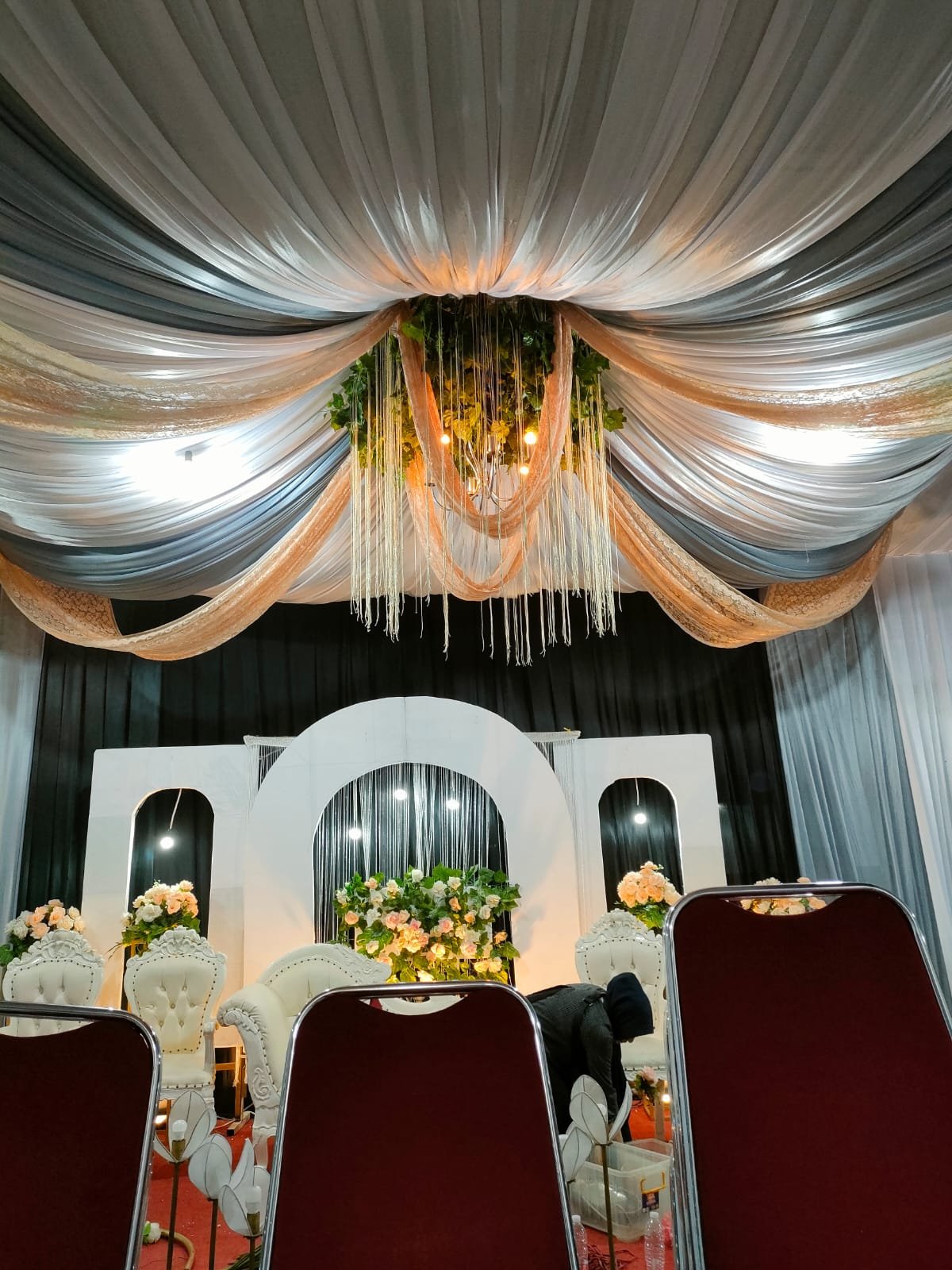 Dekorasi tenda pernikahan elegan